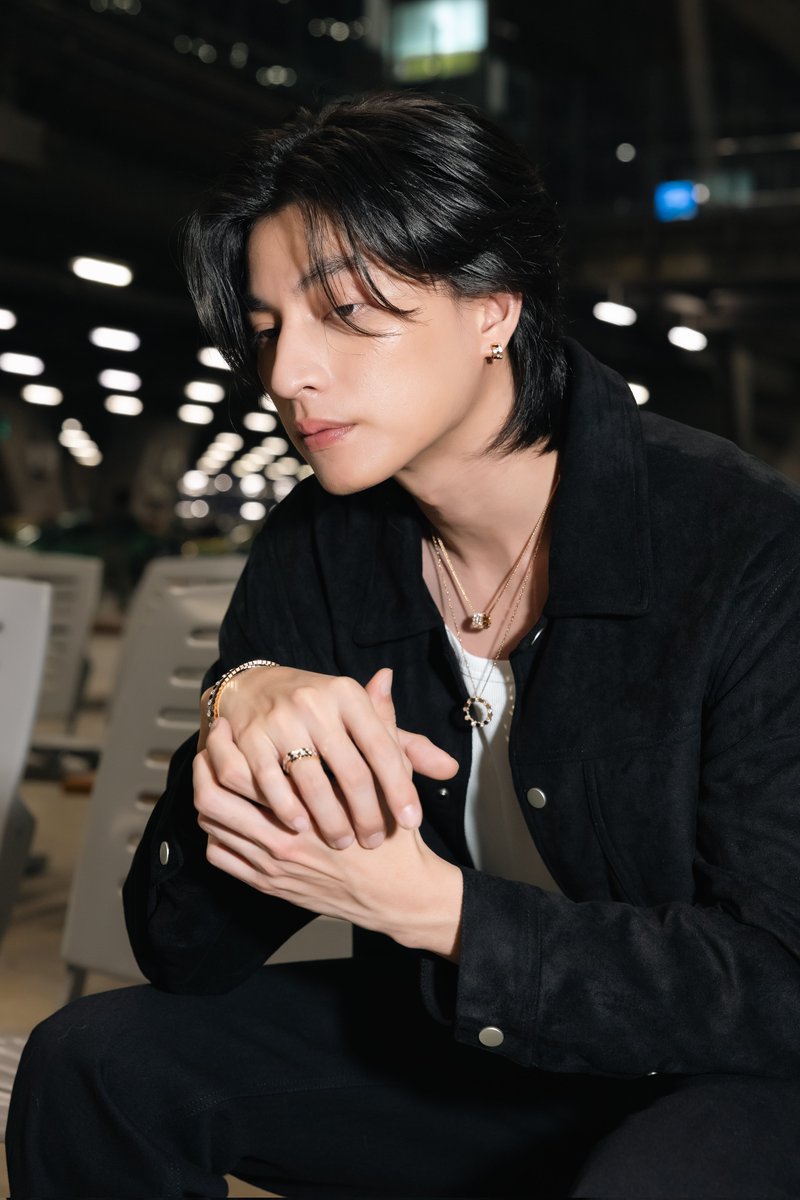 mayaonline2002's tweet image. "กลัฟ คณาวุฒิ" #GulfKanawut บินลัดฟ้าร่วมงานเปิดตัว High Jewelry แบรนด์ Chaumet เมซง ประเดิมลุคแรกกับความเรียบหรูจากคอลเลกชัน Bee de Chaumet ในวันเดินทางสู่ปารีส โดยงานจะจัดขึ้นในวันที่ 21-22 เมษายน นี้ 

#Chaumet  #กลัฟคณาวุฒิ