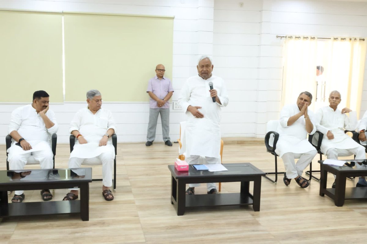 SanjayJhaBihar's tweet photo. जद(यू) के राष्ट्रीय अध्यक्ष एवं पूर्व मुख्यमंत्री श्री नीतीश कुमार की अध्यक्षता में हुई पार्टी के विधायक दल की बैठक में शामिल हुआ।
बैठक में केंद्रीय मंत्री श्री ललन सिंह; बिहार के माननीय उपमुख्यमंत्रीगण श्री बिजेंद्र प्रसाद यादव व श्री विजय कुमार चौधरी; प्रदेश अध्यक्ष व माननीय विधायक श्री उमेश कुशवाहा तथा अन्य वरिष्ठ नेता व माननीय विधायकगण शामिल हुए।
@NitishKumar @Jduonline
@LalanSingh_1 @VijayKChy @JDUUmeshSingh