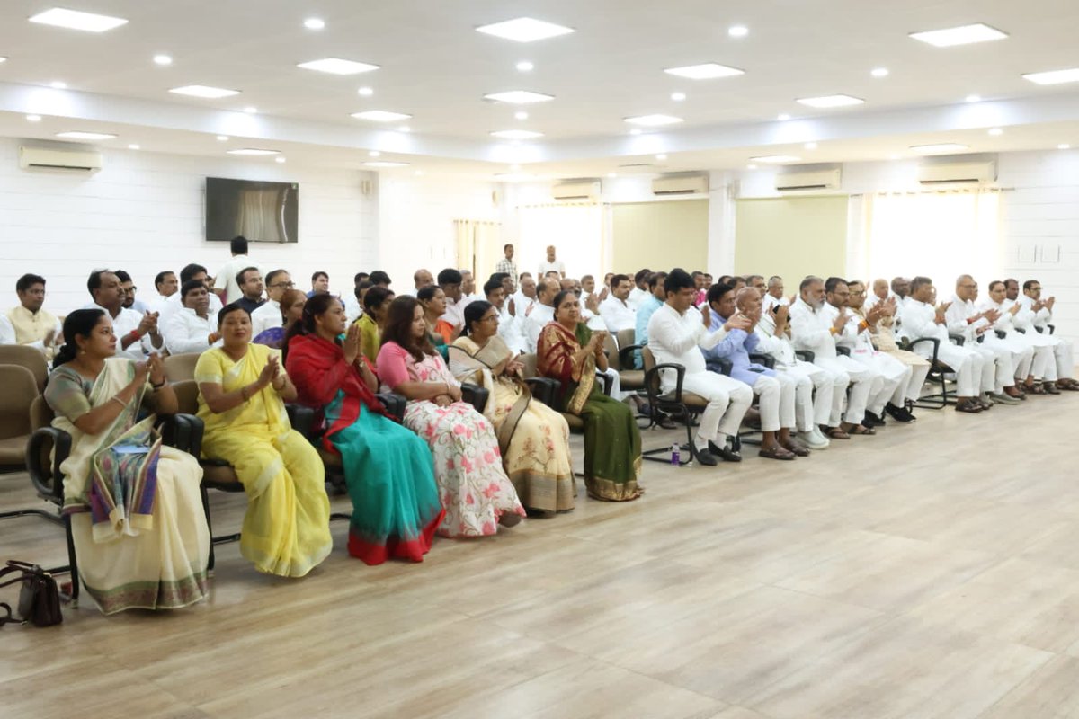 SanjayJhaBihar's tweet photo. जद(यू) के राष्ट्रीय अध्यक्ष एवं पूर्व मुख्यमंत्री श्री नीतीश कुमार की अध्यक्षता में हुई पार्टी के विधायक दल की बैठक में शामिल हुआ।
बैठक में केंद्रीय मंत्री श्री ललन सिंह; बिहार के माननीय उपमुख्यमंत्रीगण श्री बिजेंद्र प्रसाद यादव व श्री विजय कुमार चौधरी; प्रदेश अध्यक्ष व माननीय विधायक श्री उमेश कुशवाहा तथा अन्य वरिष्ठ नेता व माननीय विधायकगण शामिल हुए।
@NitishKumar @Jduonline
@LalanSingh_1 @VijayKChy @JDUUmeshSingh
