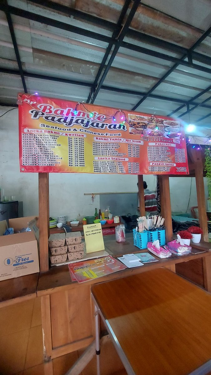 Guys, ada yang inget bakmi padjadjaran depan mcd yang dulu sempat rame gaa? Sekarang pindah nih ke kios2 dekat sabusu (sebelum gerbang masuk itb). Yuk ramein guys, enak banget seafood n chinese food gituuu. Kasian bapaknya tadi sampe bengong nungguin ada yang beli :( unpd!