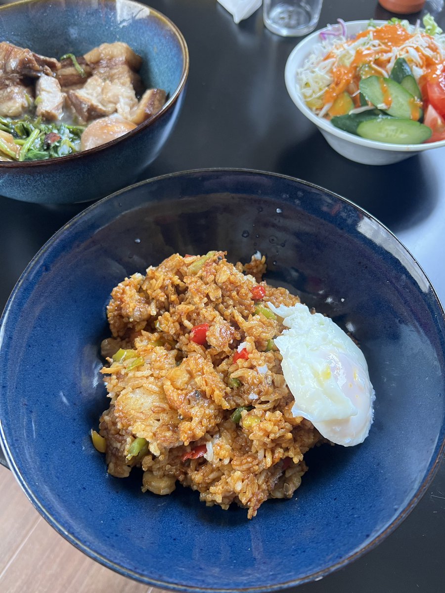 今日のお昼はナシ・ゴレン。
nasi は「ご飯」、goreng は「炒める」で、直訳は炒飯と同じ。

でも実際はかなり別物で、ケチャップマニスの甘辛い味付けやスパイスの香りが特徴的。目玉焼きを崩して食べるのもポイント。

同じ「炒めご飯」でも、文化が違うとここまで変わるのが面白い。