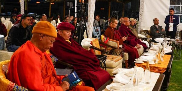 ShowkatKoshur06's tweet image. A spiritually uplifting moment in #Leh! Pre-launch of the Exposition of Lord #Buddha’s holy relics celebrated with devotion. #Ladakh's Chief Secretary  and spiritual leaders highlighted compassion, wisdom nd the message of Peace Beyond Borders. Ladakh welcomeing this sacred event