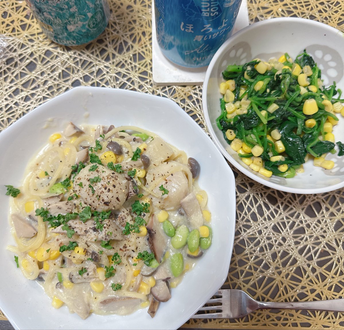 職場の人に採れたてほうれん草貰ったから久しぶりにバターソテー作った！

パスタは豆乳とクラムチャウダーのスープの素で作ったホタテとコーンと枝豆のパスタ！
ツナの代わりに冷蔵庫に残ってた生節も使ったよね…お出汁感というか、やや和風になって美味しいや…