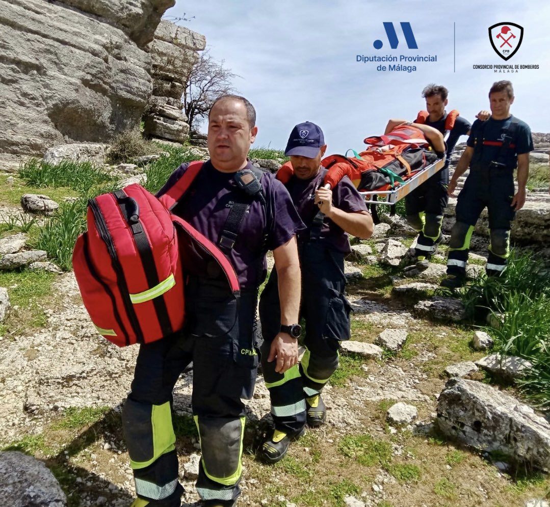 cpbmalaga's tweet photo. Nuestra dotación #Antequera interviene para rescatar a senderista lesionada en un pie en el #Torcal
La inmovilizamos y transportamos en camilla, con ayuda de #PolicíaLocal, caminando hasta el Centro de Visitantes, desde donde se traslada por sus medios
#CPBMálaga @diputacionMLG https://t.co/gH5Zd7GhYS