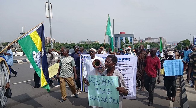channelstv's tweet photo. UPDATED: Retired Police Officers Block Presidential Villa Gate Over Pension Scheme

https://t.co/kIREFWibqy https://t.co/HyriiRaY2S