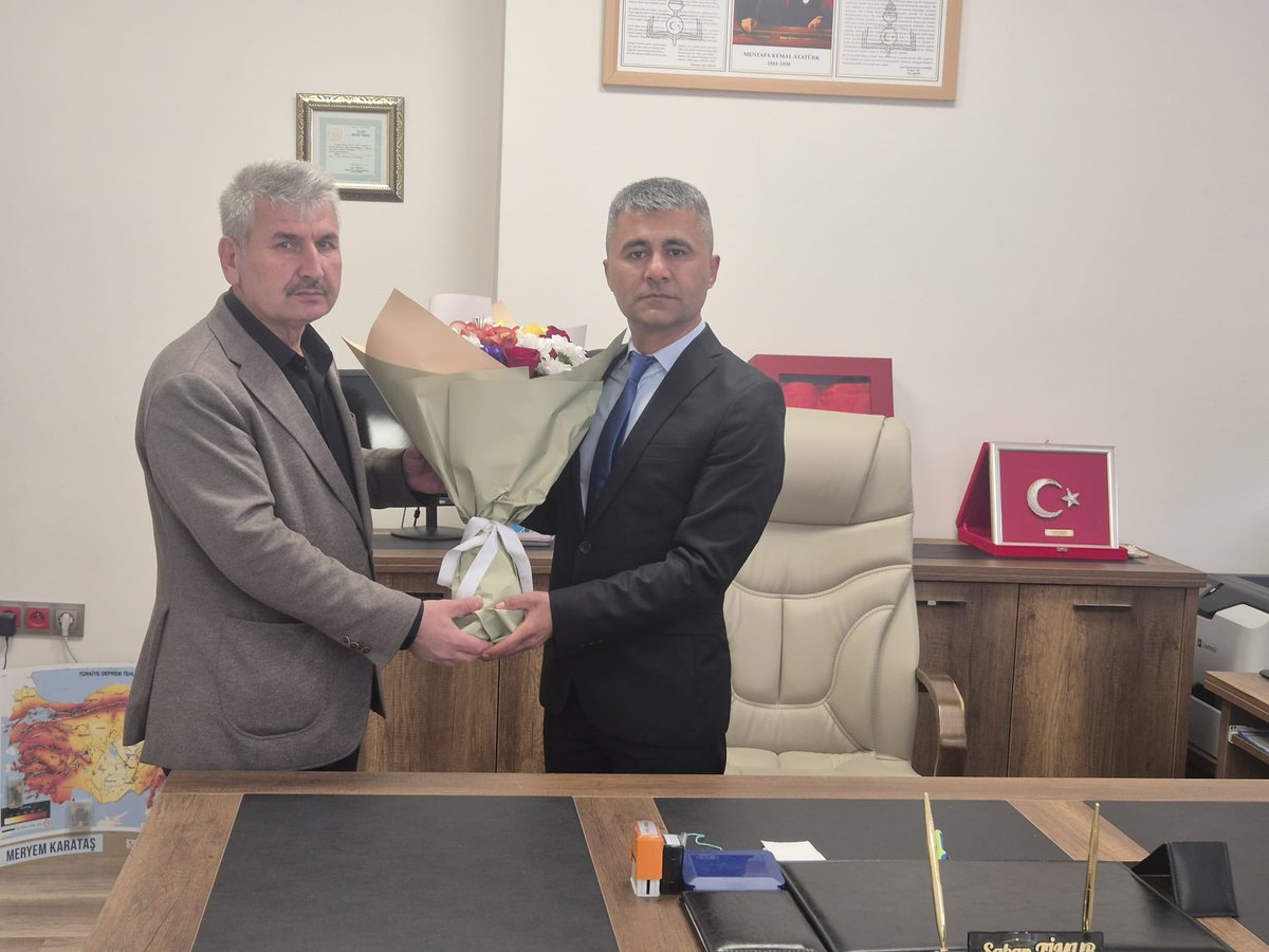 Hseyin1424574's tweet photo. Gençlerimizi ve meslektaşlarımızı yalnız bırakmadık 
#ÖğretmenBayraktır 
@_aliyalcin_ 
@ZEYNELONAL 
@EgitimBirSen 
@tcmeb 
@MalatyaMem https://t.co/C4fczrDXWy