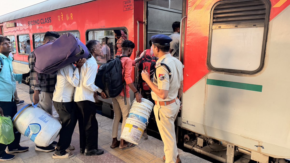 DRMBRCWR's tweet image. समर सीज़न के दौरान यात्रिओं की सुविधा के लिए वडोदरा मंडल प्रतिबद्ध है। यात्रियों की अतिरिक्त भीड़ के मद्देनजर मंडल द्वारा स्पेशल ट्रेनें चलाई जा रही है।

वडोदरा स्टेशन पर‌ रेल सुरक्षा बल कर्मी यात्रियों की सुविधा के लिए हरसंभव मदद के लिए तत्पर हैं।

#management #passenger_safety