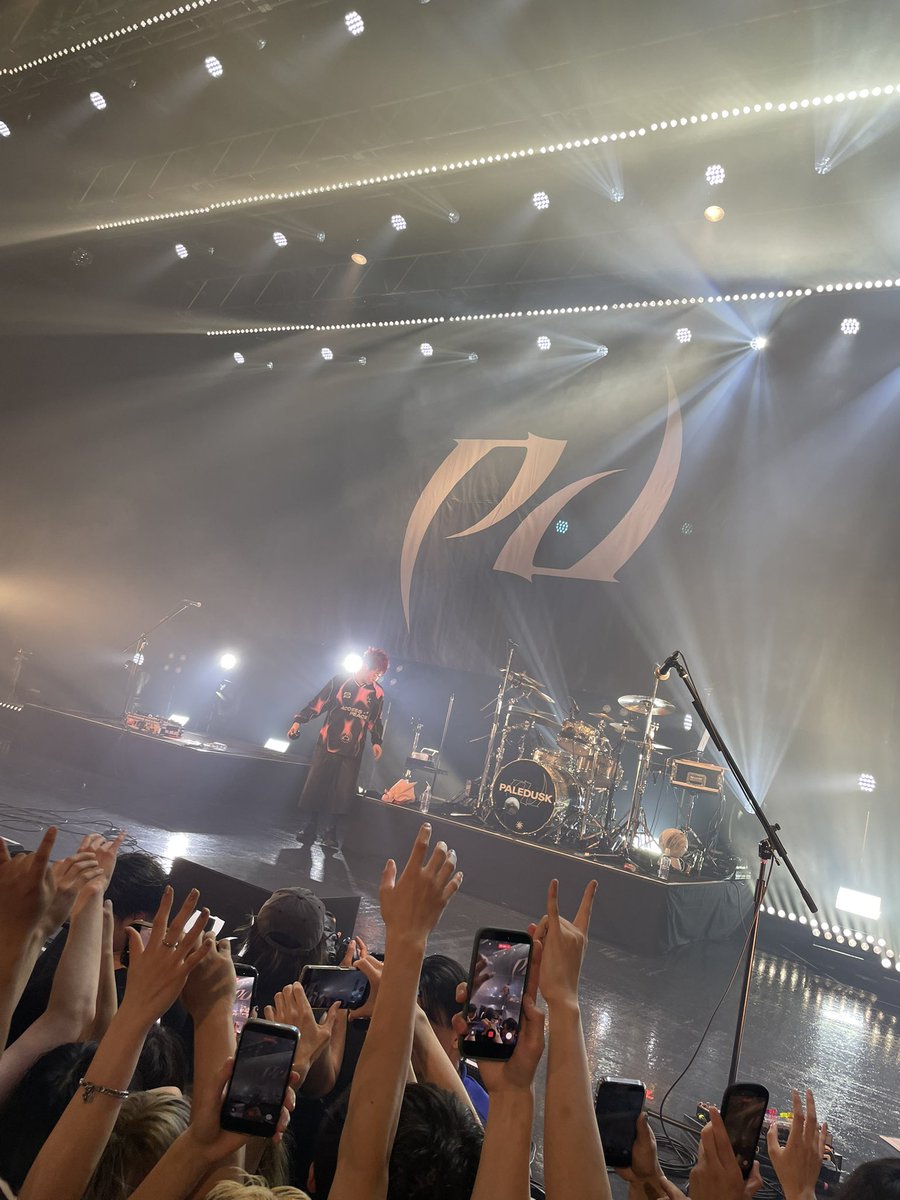 mtrduc9b16's tweet photo. Paledusk 東京ツアーファイナル
わかってはいたけどいざfeat.祭起きるとあがっちゃいますねー
本当にぐんぐん大きくなって、夢物語でも語らないようなことも起こせるバンドってアチィ〜 https://t.co/AjUbXsB2jE