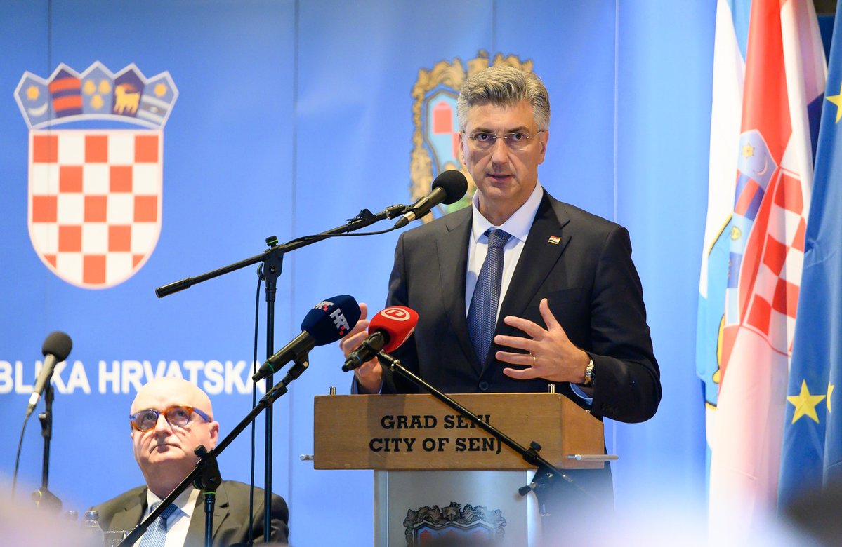 VladaRH's tweet image. PVRH @AndrejPlenkovic: Čestitam Dan Grada Senja i protekli blagdan svetog Jurja. Zahvaljujući angažmanu i predanosti vodstva Grada, kao i partnerstvu i suradnji s #VladaRH i Ličko-senjskom županijom, danas Senj proživljava razvojnu fazu s ciljem kvalitetnijeg života.