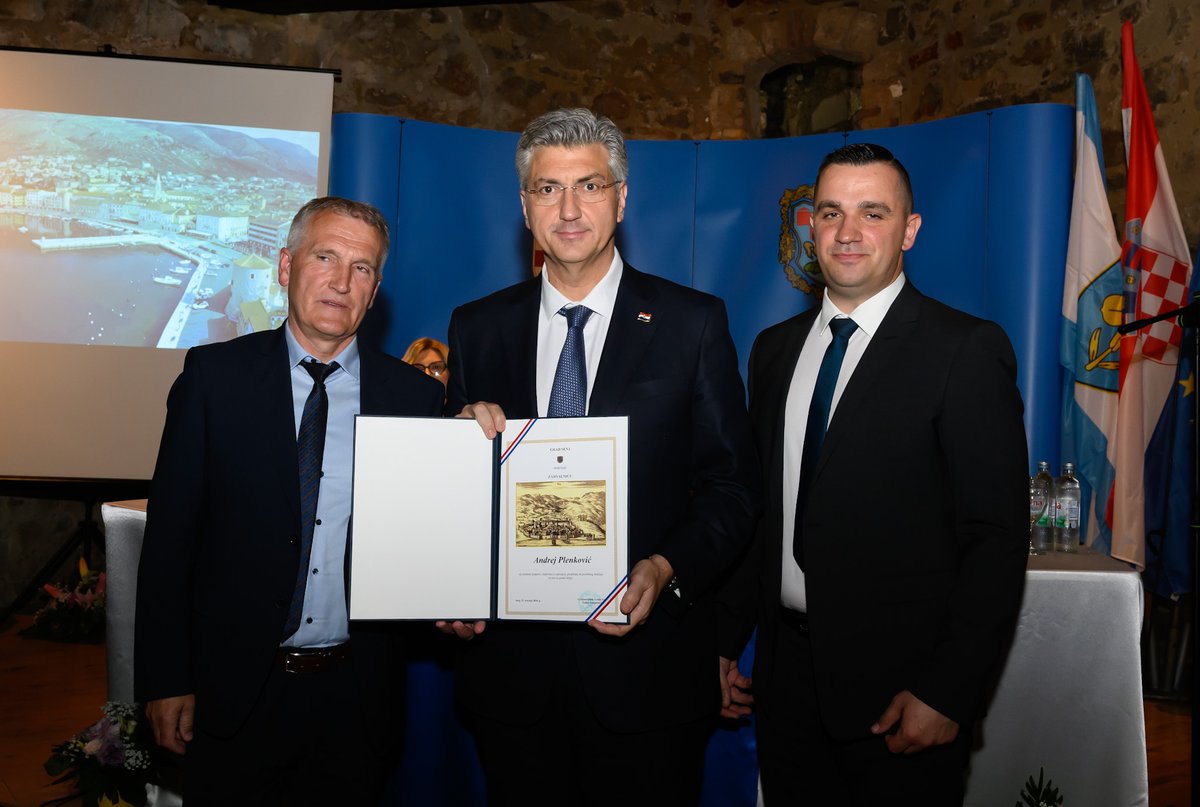 VladaRH's tweet image. PVRH @AndrejPlenkovic: Čestitam Dan Grada Senja i protekli blagdan svetog Jurja. Zahvaljujući angažmanu i predanosti vodstva Grada, kao i partnerstvu i suradnji s #VladaRH i Ličko-senjskom županijom, danas Senj proživljava razvojnu fazu s ciljem kvalitetnijeg života.