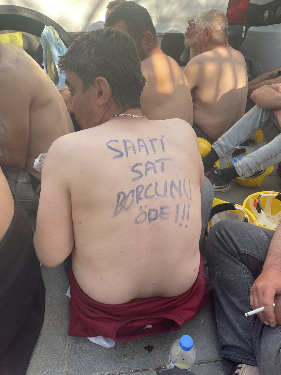 mrtbatur's tweet photo. Doruk Madencilik işçileri Enerji Bakanlığı önünde, yarı çıplak ve açlık grevinde. Ya kazanacağız ya kazanacağız, buradan dönüş yok. #MadencininEliniTut https://t.co/HcdnxiCiaA