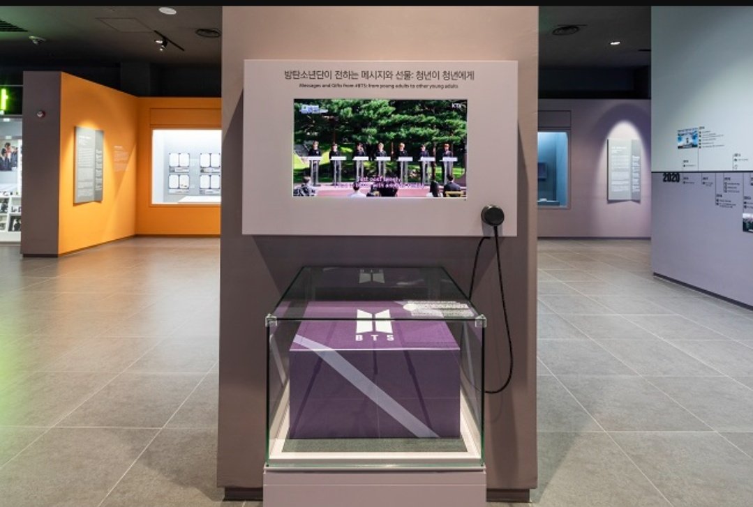 happyjinwwh613's tweet photo. Yeorobun 

"ARMY reminder: the purple box still waits for us💜” https://t.co/PPcsjRs8fQ
