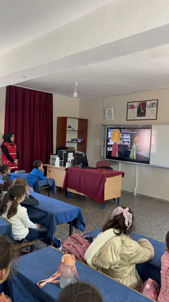 Alanyakizilay's tweet photo. Beyreli İlkokulu’nda gerçekleştirdiğimiz etkinlikte öğrencilerimize Türk Kızılay’ın çalışmaları ve gönüllülük bilinci hakkında eğitim verdik.
Eğitimin ardından hilal boyama ve yüz boyama etkinlikleriyle miniklerimizle keyifli anlar yaşadık https://t.co/Hkl8eX5HJo