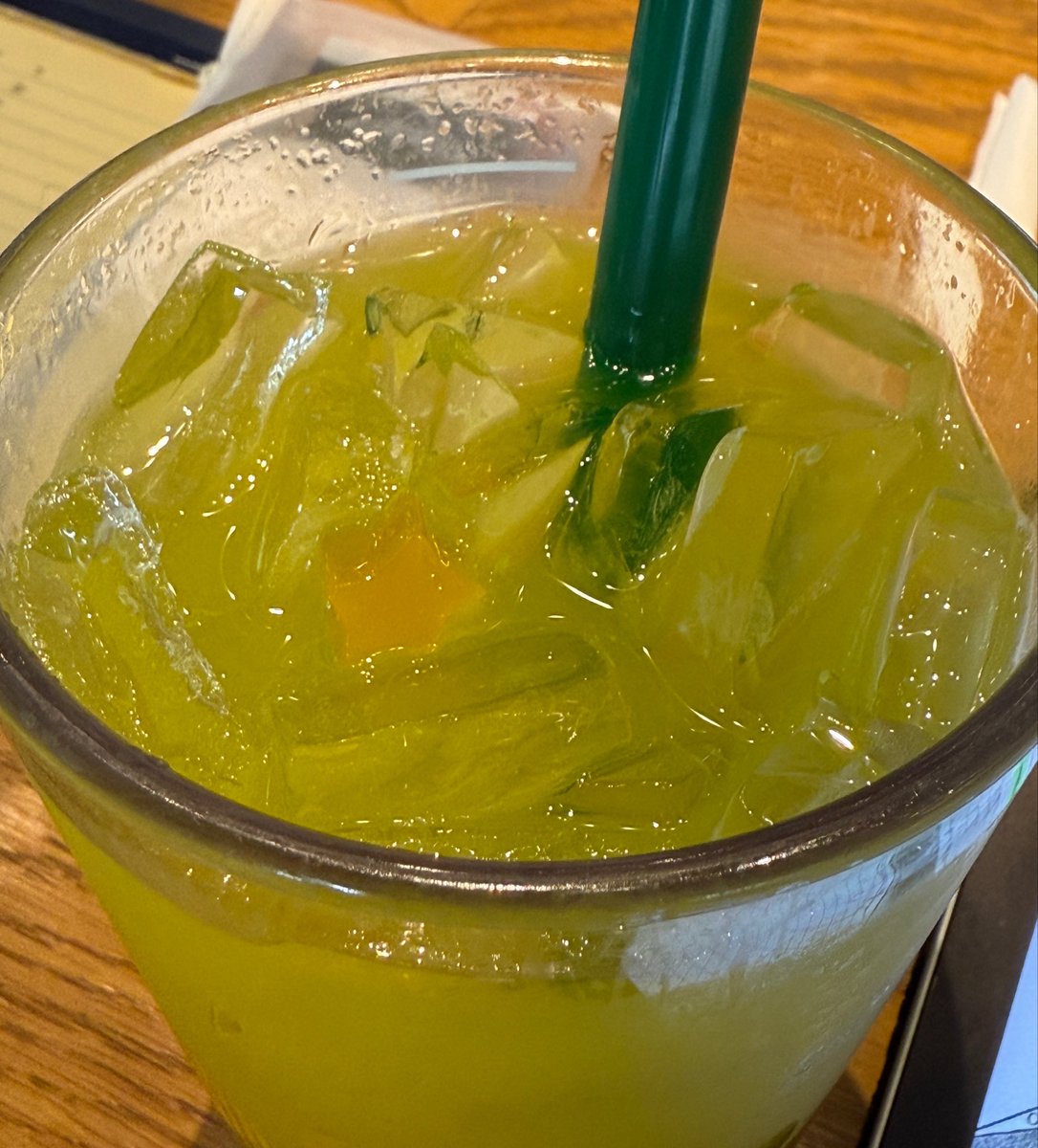 스타벅스 버즈 키위 팝 에너지 피지오에는 별모양 망고 토핑이 들어간다는 점 ⭐️⭐️