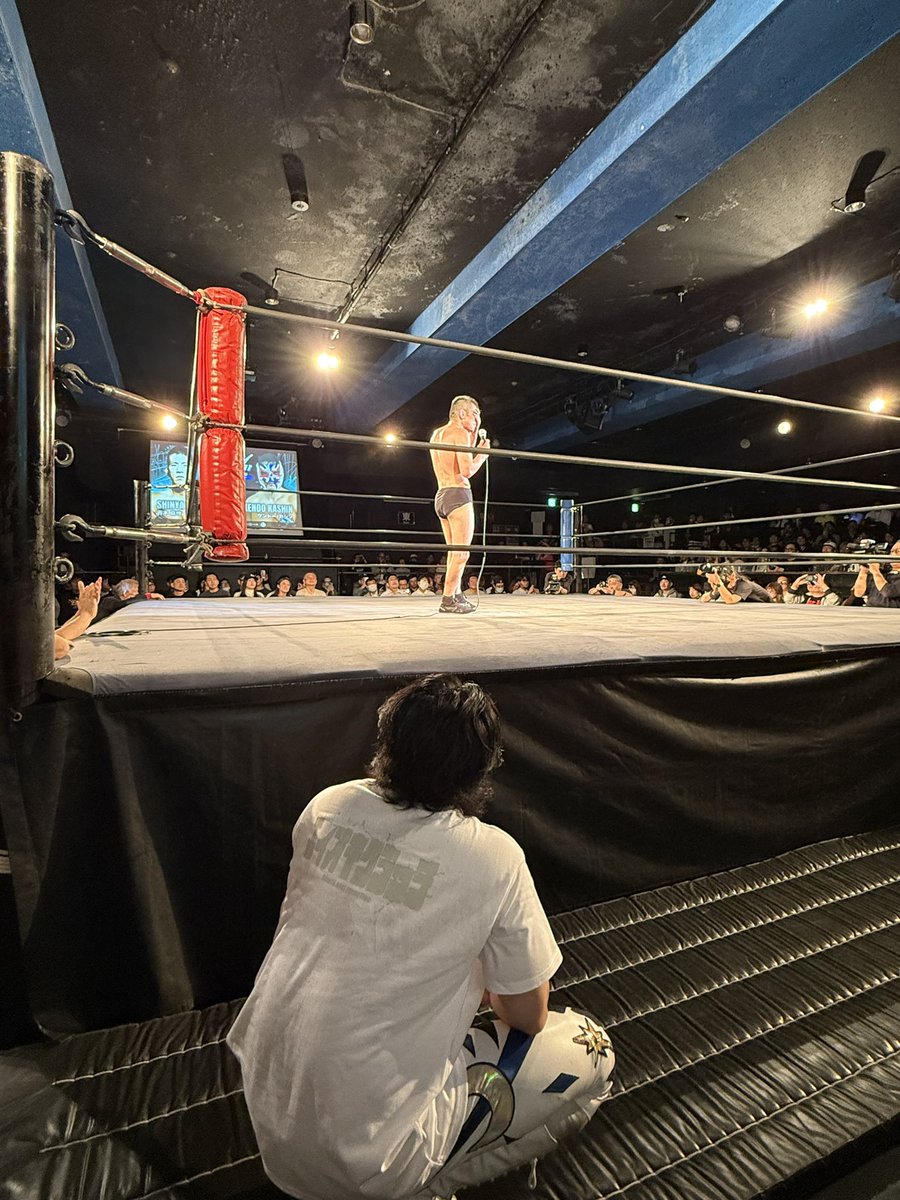 TAKAHIRO3IURA's tweet photo. 『エイオキクラッチ01』

青木真也のいいところは真剣なところだ。人生にも仕事にも、YouTubeにも、もちろん格闘技にも手抜きがない。ないというかできない。

今回も初めての自主興行。手抜きなくしっかりといろんな部分に配慮が行き届いていた。プロデューサーの真剣さは選手や関係者にも伝播し、伝染する。（余談だが、青木真也の彼女も元カノも大会に関わっていた。公私統合！！）

結果的に、この興行に関係する全員が本気を持ち寄っていた。神興行にならないわけがない。

最後に青木真也が振り絞るように話した『人生には居場所が必要です』

きっとこの大会は多くの人にとっての居場所だったのだろう。それは楽な場所ではない、しんどいかもしれないが、自分らしい自分でいられる場所ということだ。

格闘技とプロレスの違いはと問われたら、格闘技の本質はリスペクトにあり、プロレスの本質は愛にある。

その意味で、エイオキクラッチは近年見た中でも、最もプロレスらしいプロレスだった。その大会をプロデュースしたのは、誰よりもプロレスに憧れ、プロレスに救われ、プロレスを愛した総合格闘家だった。

43歳。青木真也の物語はまだ続いていきそうだ。こんなに素敵な居場所があるのだから。