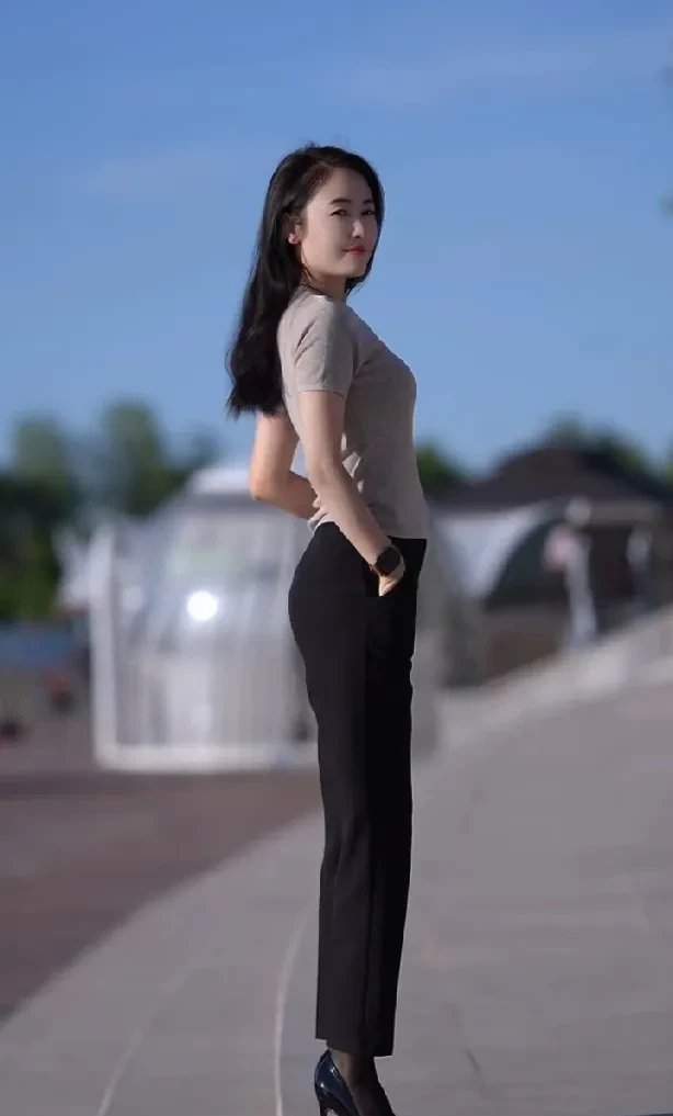 G24913120Daniel's tweet image. "When your '5-minute quick check' with your intern turns into a 45-min deep dive on office snack hacks.  Now we’re debating if chocolate-covered pretzels count as 'brain food' (spoiler: we said YES). #WorkFun #InternLife"