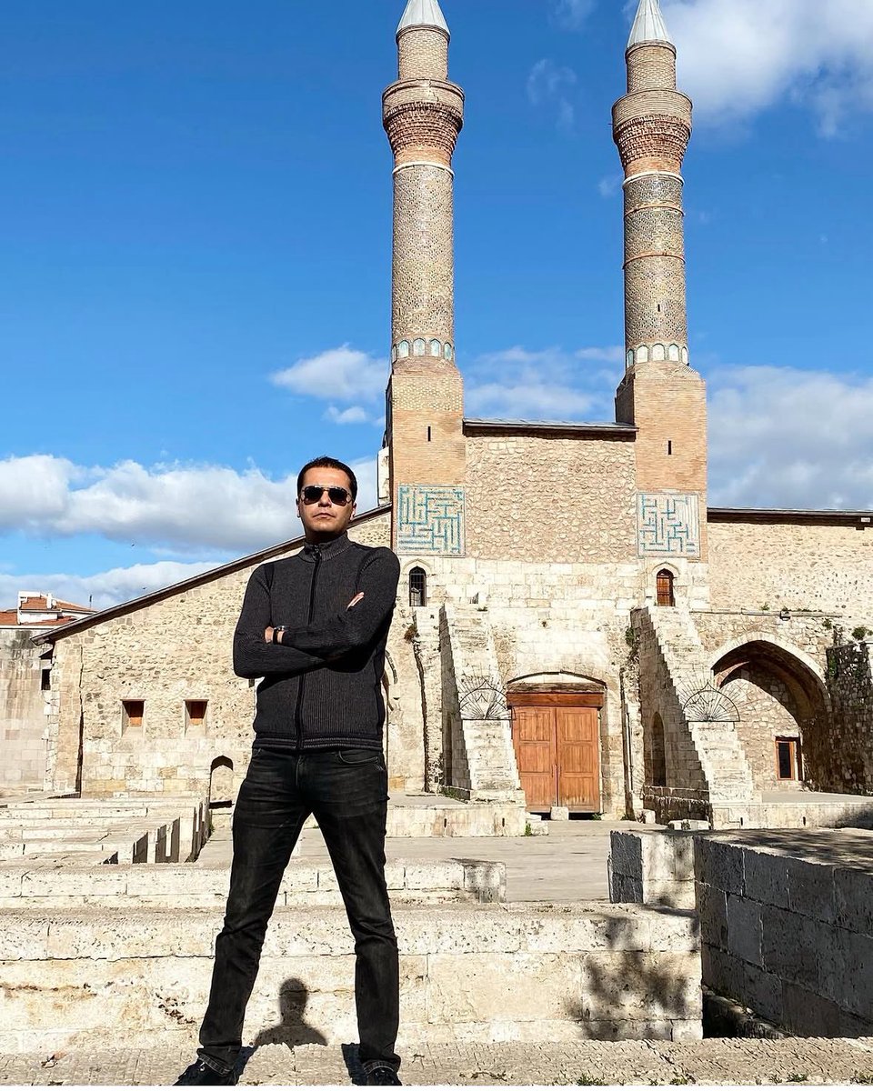 qubilaylay's tweet photo. Ne boy challangemış. Minare kadar olmasa da 1.90 boylu Urfalıyım.
#boychallenge #yeniprofilresmi https://t.co/crj9kTe0sS