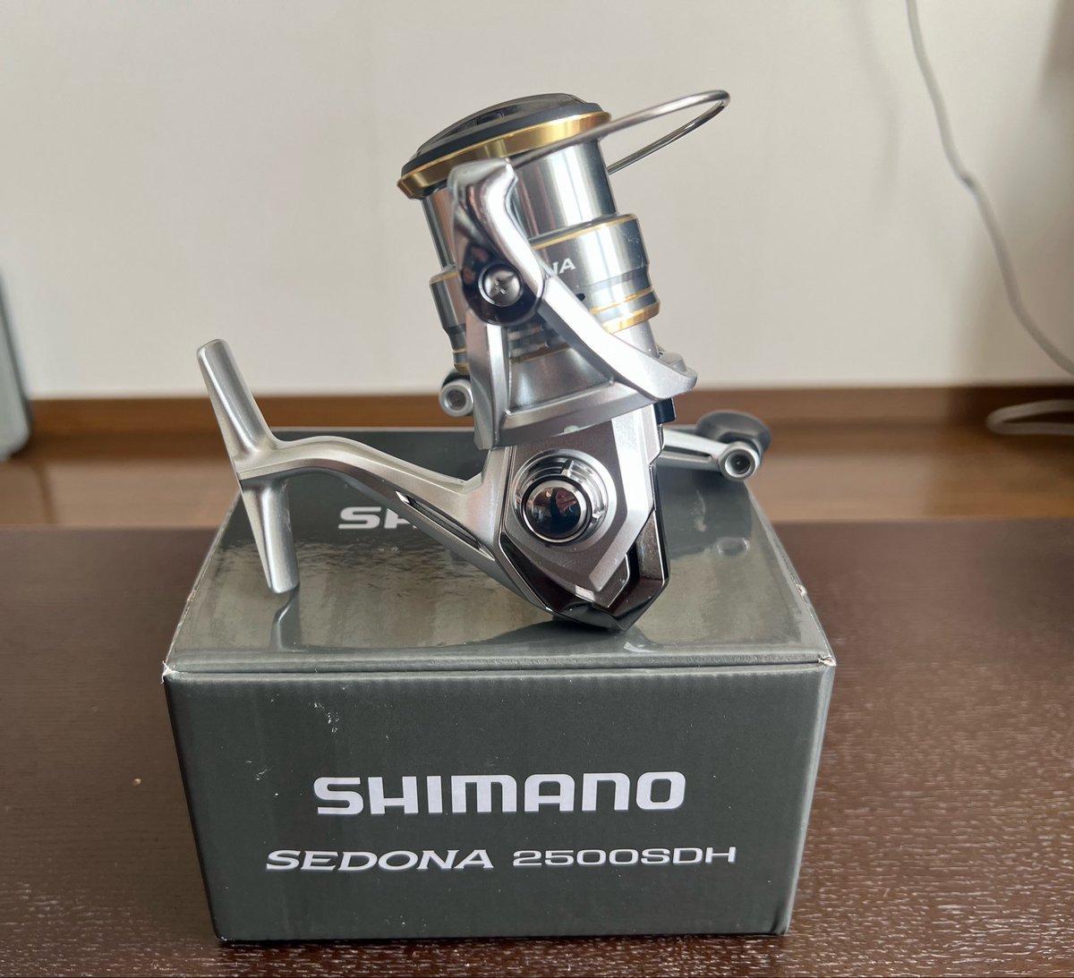 tsurijyoshi's tweet image. 昨日は
ニューリールデビューでした🎣

なんか
あんまり慣れていなくて
撮る角度よくないですが…
今回は
初めてのダブルハンドルです🧵

替えスプールを購入して
0.6と0.3を巻いて
エギング用とアジング用で使います🎣

昨日は無事にコレで釣ることができて
良かったです🙂

#リール
#セドナ
#シマノ