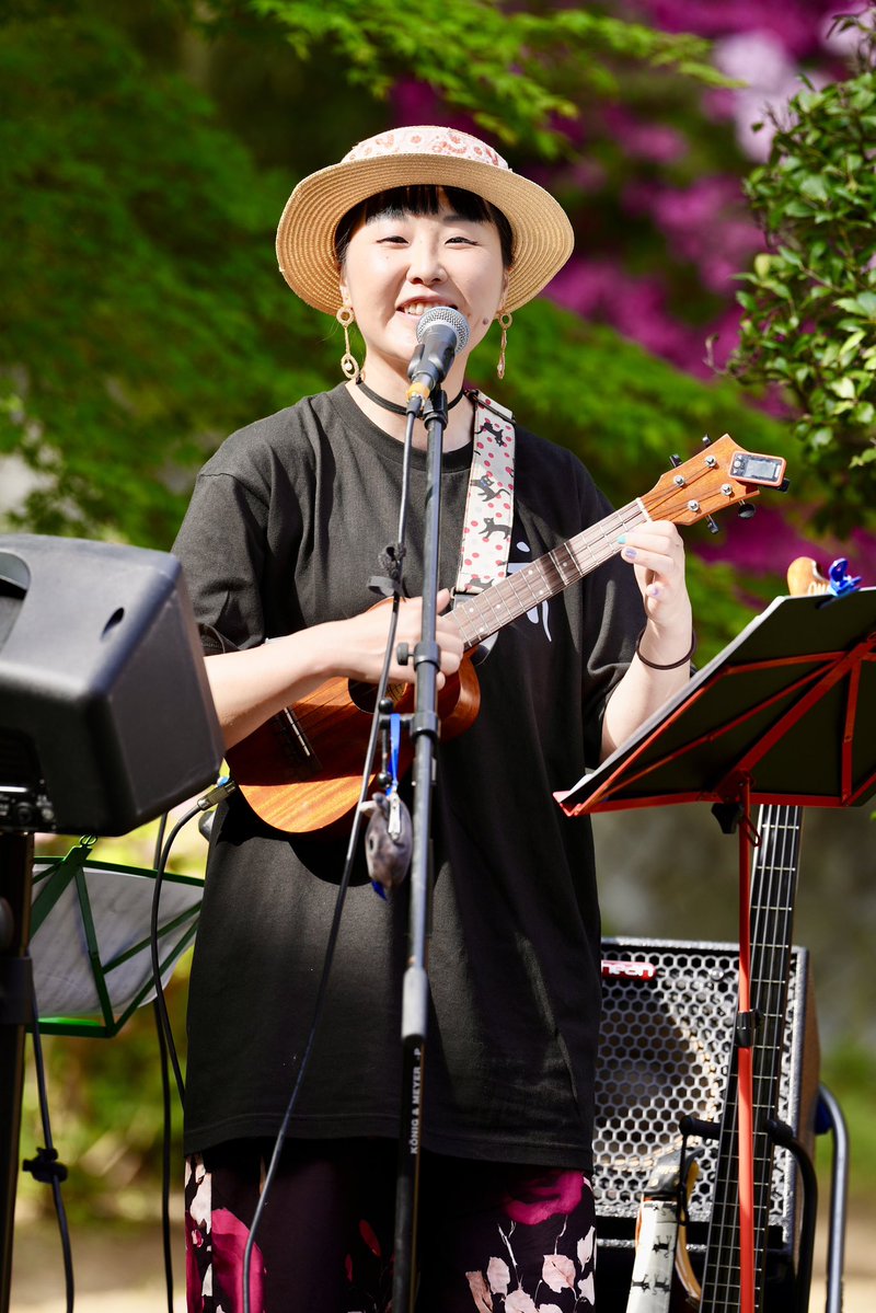 2026.4.19
塩谷寺御開帳法要奉納演奏
@ Ukulele Switch Trio
光明幼稚園の園長先生がご住職のお寺の奉納演奏にお邪魔しました！
新緑の紅葉と裏山のツツジがとっても綺麗でした☺️
選曲はウクレレスイッチトリオらしい選曲でした🎵
#UkuleleSwitchTrio