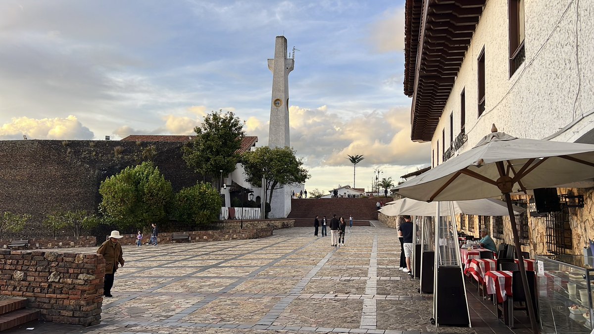 CroixSather's tweet image. Brutal 27 mile run. 
But stunning views. 

2,000’ elevation climb. 
Ridiculously steep incline &amp;amp; decline. 

But finished with the best chocolates in Colombia. 

Guatavita, Colombia 
#marathontraining #Guatavita #localhandyman #mentalstrength