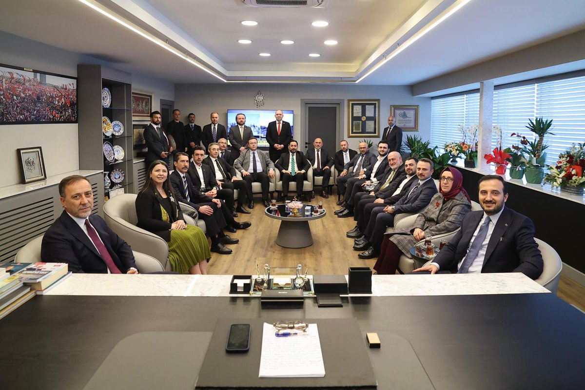 AK Parti İstanbul İl Başkanı Sn. Abdullah Özdemir ve beraberindeki heyet, İl Başkanımız Sn. Volkan Yılmaz’ı ziyaret etti. Nazik ziyaretlerinden dolayı teşekkür ederiz.

Cumhur İttifakı, Türkiye’nin sarsılmaz teminatıdır. Birlik ve beraberlik içinde yolumuza devam ediyoruz.