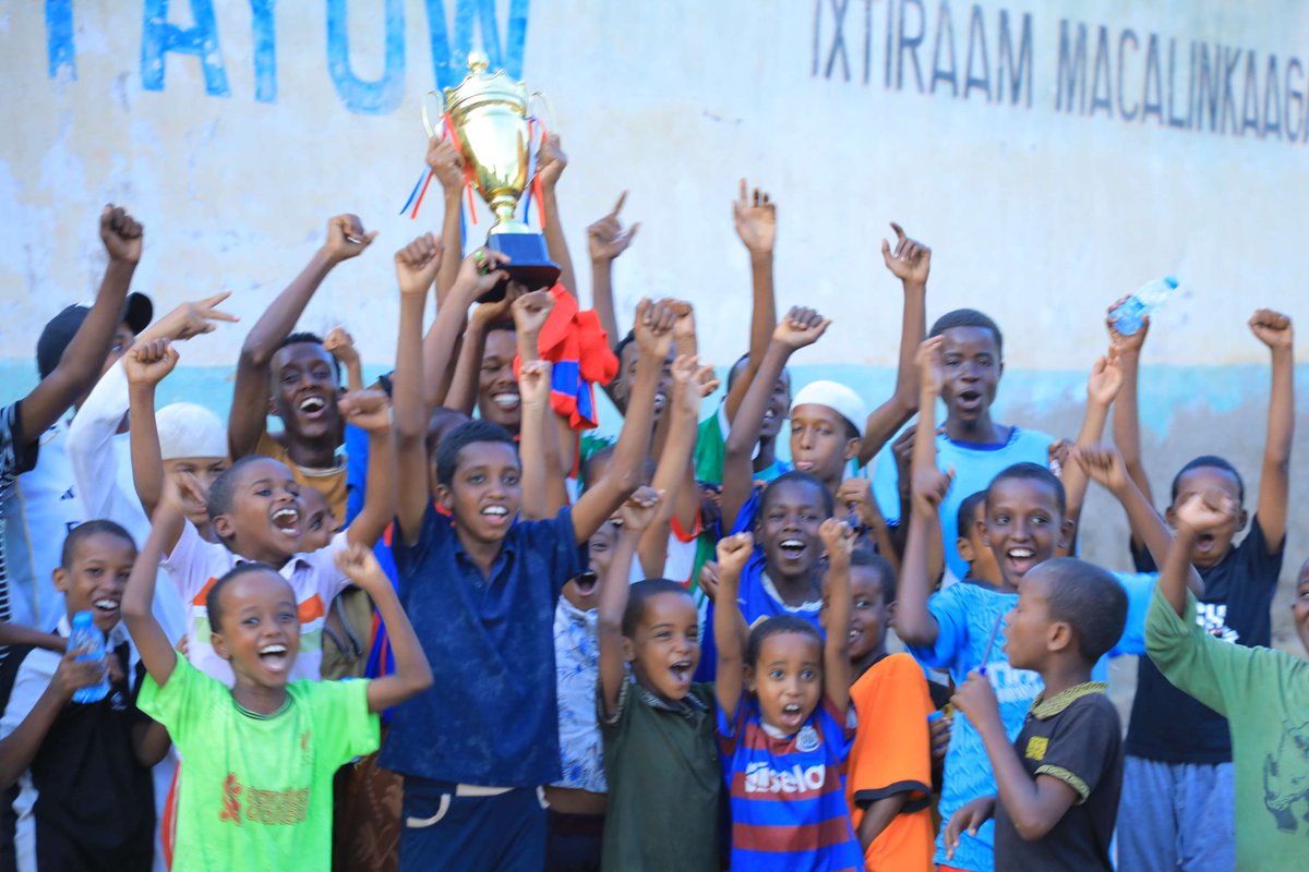 iom_somalia's tweet photo. Sport speaks a language everyone understands: unity.
 
In #Baidoa, leaders, youth &amp; community members came together for a friendly basketball match, strengthening connections, promoting healthy lifestyles &amp; advancing #peacebuilding through sport.
 
👏#KOICA #ELEVATE @reado_org https://t.co/EMvSz1xtBP