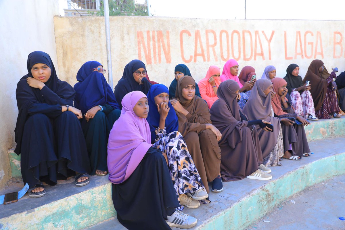 iom_somalia's tweet photo. Sport speaks a language everyone understands: unity.
 
In #Baidoa, leaders, youth &amp; community members came together for a friendly basketball match, strengthening connections, promoting healthy lifestyles &amp; advancing #peacebuilding through sport.
 
👏#KOICA #ELEVATE @reado_org https://t.co/EMvSz1xtBP