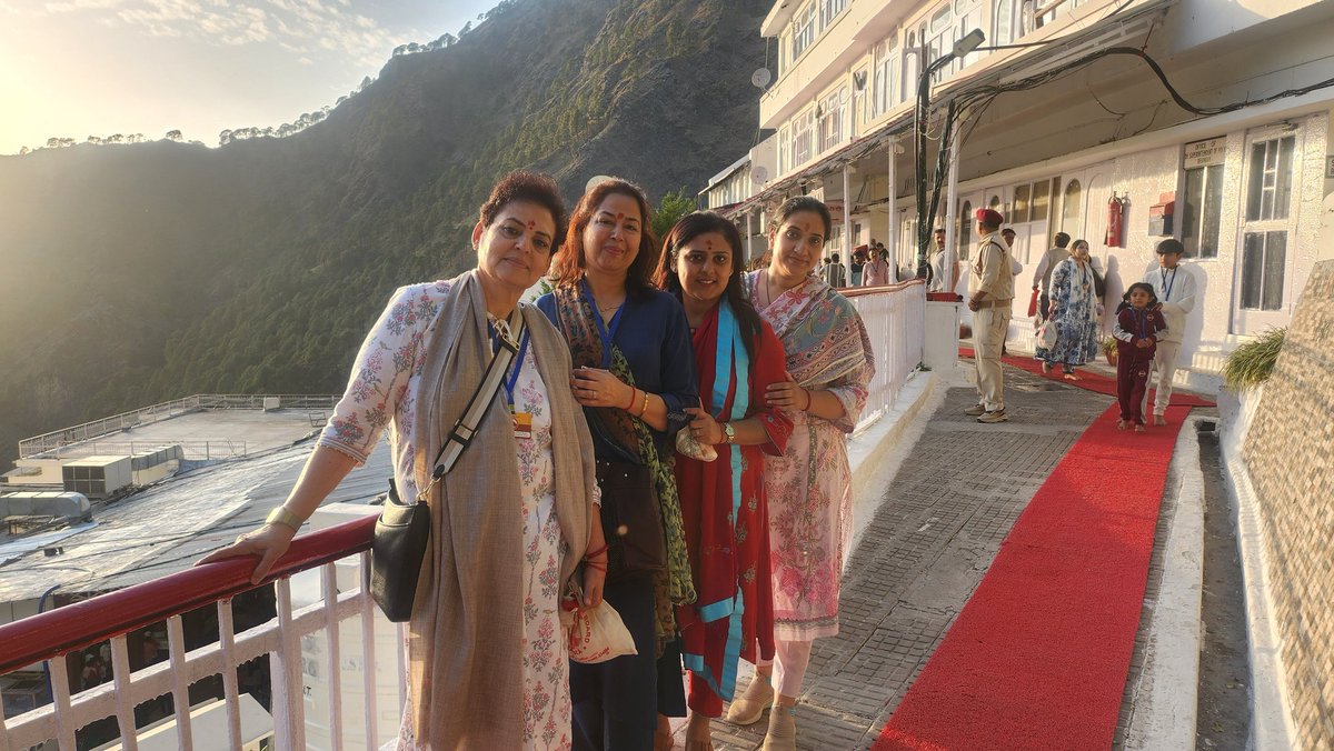 भाजपा सांसद राज्य सभा एवं पूर्व राष्ट्रीय महिला आयोग की अध्यक्षा श्रीमती <a href="/sharmarekha/">Rekha Sharma</a> जी के साथ माँ वैष्णो देवी जी के दर्शन का सौभाग्य प्राप्त हुआ!
