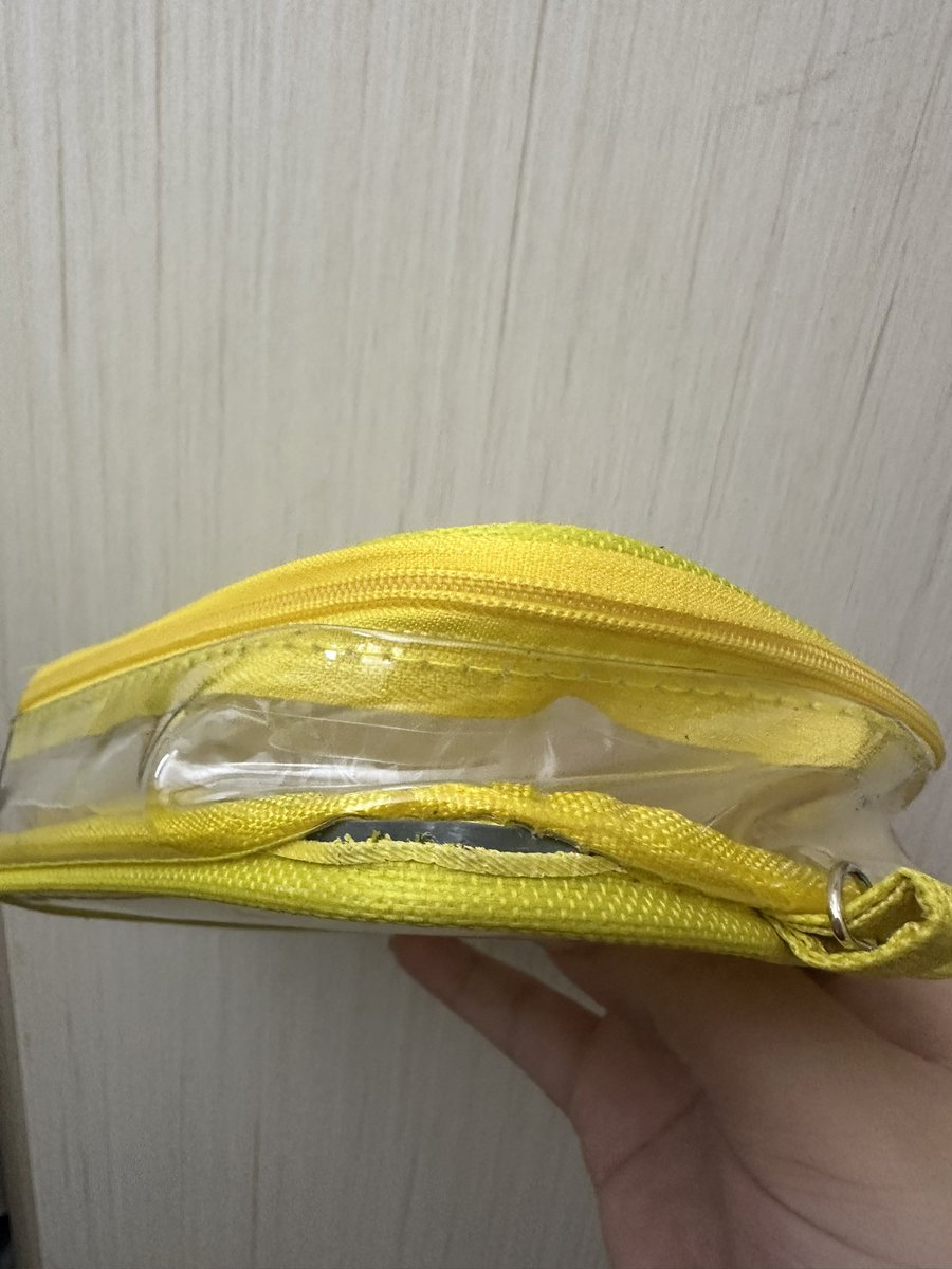 pogforboss's tweet photo. 終於收到犀牛盾的貨，第一時間就是打開檢查娃包，下單2個，1個露出膠邊，1個在正面有一大塊膠跡，第一次買犀牛盾好失望啊😢 是不是娃包質量都有問題…..😫 https://t.co/EaM1NIDm0N