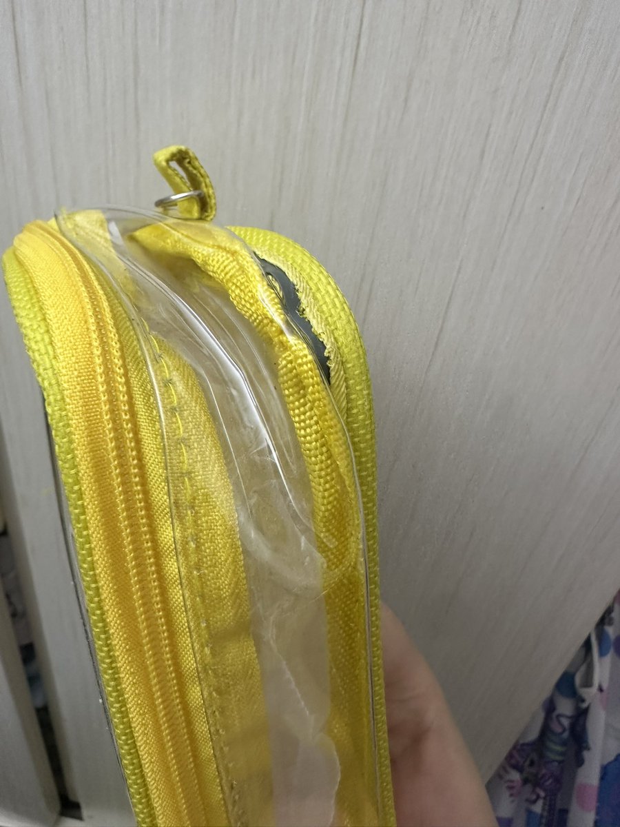 pogforboss's tweet photo. 終於收到犀牛盾的貨，第一時間就是打開檢查娃包，下單2個，1個露出膠邊，1個在正面有一大塊膠跡，第一次買犀牛盾好失望啊😢 是不是娃包質量都有問題…..😫 https://t.co/EaM1NIDm0N