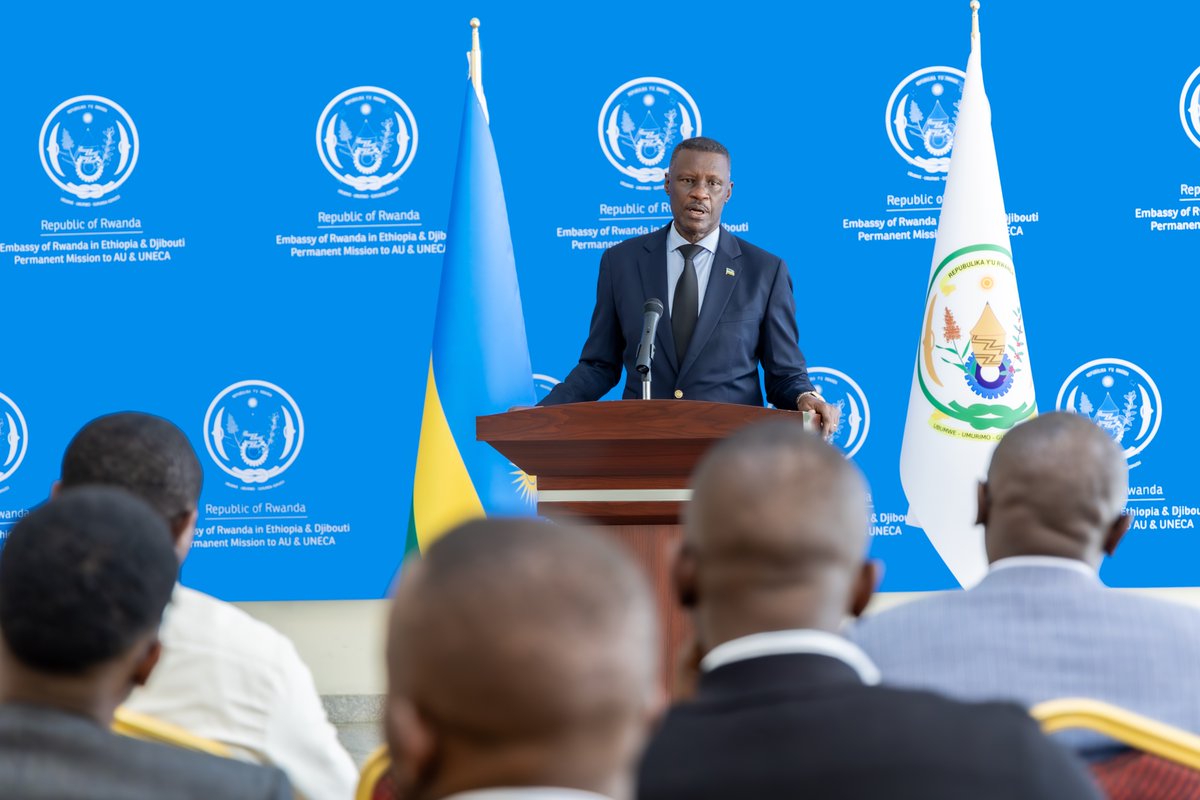 rbarwanda's tweet photo. Intumwa z’u Rwanda ziturutse muri Minisiteri zitandukanye n’Ibigo bya Leta, zagiriye urugendoshuri muri Ethiopia kuri uyu wa Mbere aho zizasura inganda zitunganya impu n’ibigo bito n’ibiciriritse muri iki gihugu, mu kwigira ku mikorere yabyo.

Ambasaderi w’u Rwanda muri Ethiopia, Charles Karamba, yabijeje ubufasha kugira ngo urugendoshuri rwabo ruzasozwe neza kandi bazashobore gutanga umusanzu mu kubaka uruhererekane nyongeragaciro rw’ibikomoka ku mpu mu Rwanda. #RBAAmakuru