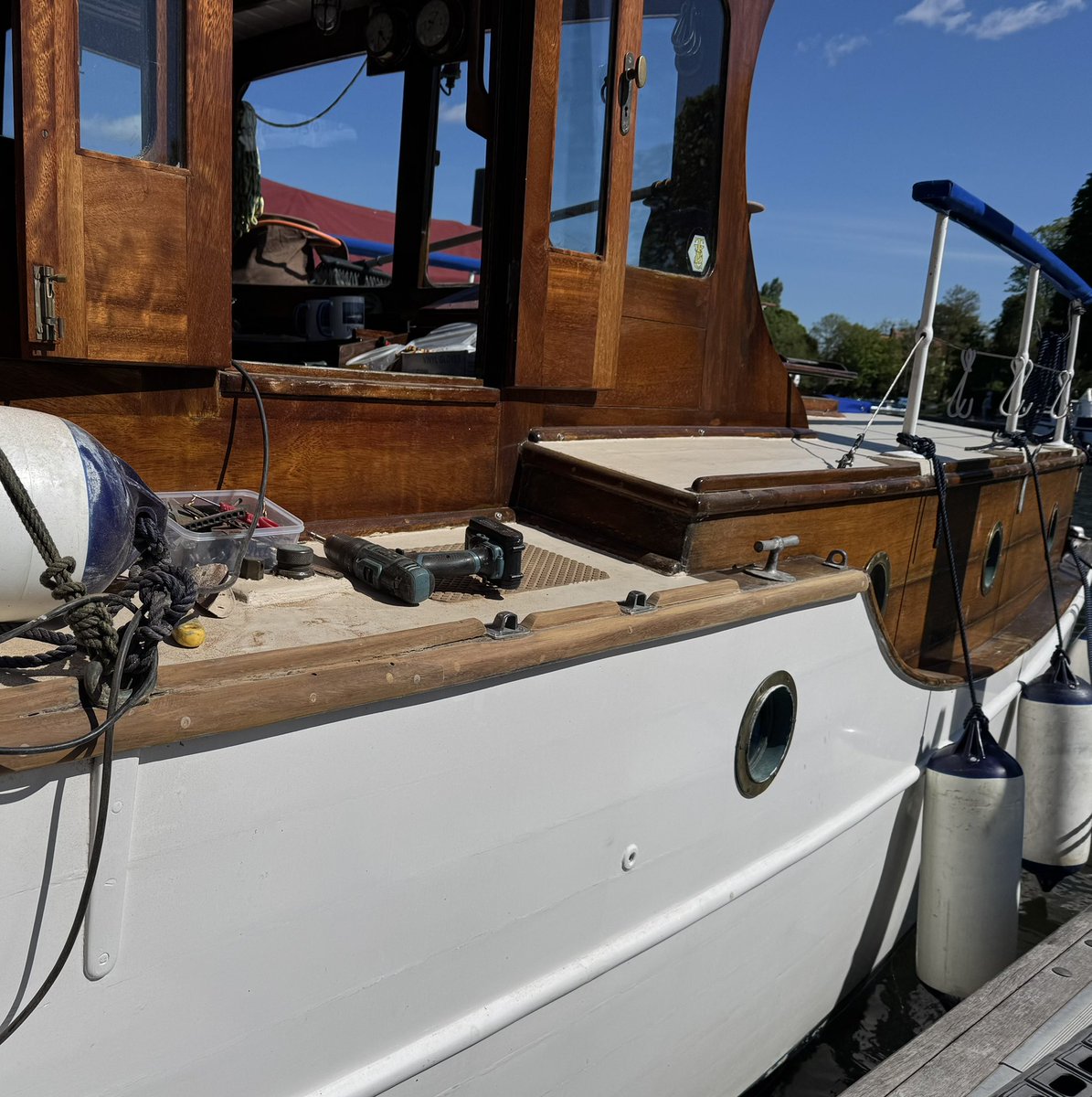 PapillonADLS's tweet photo. This weekend has mainly been sanding the toe rail from bow to midships back to bare wood, on the port side. 

A sealing cost and two coats now applied, eight to go! Pleased with the results so far. https://t.co/JmW820eg91
