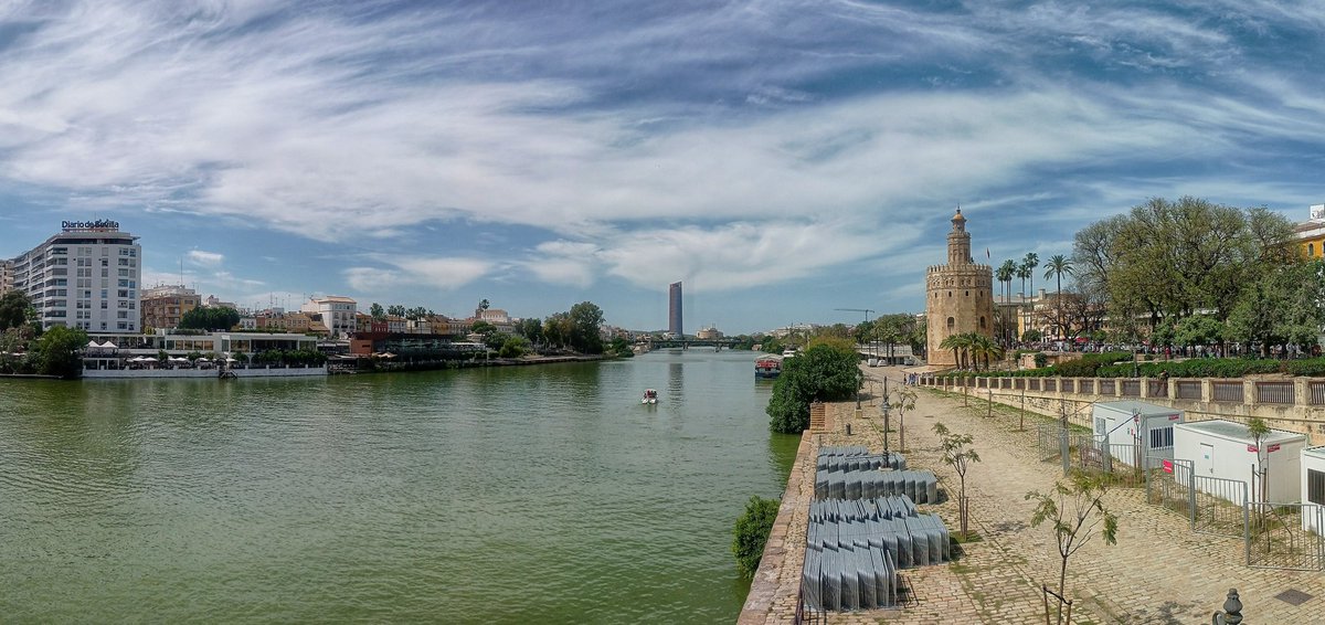 janhonta's tweet photo. Romería rojiblanca, feria d abril amarga. 
 Un bonito escenario pero una sede de finales catastrófica y peligrosa. El principal (y casi único) acceso al estadio es una ratonera infernal, un embudo humano inaceptable. No ha pasado nada, pero tranquilos, aún estamos a tiempo @rfef https://t.co/6QWNJLiPIW