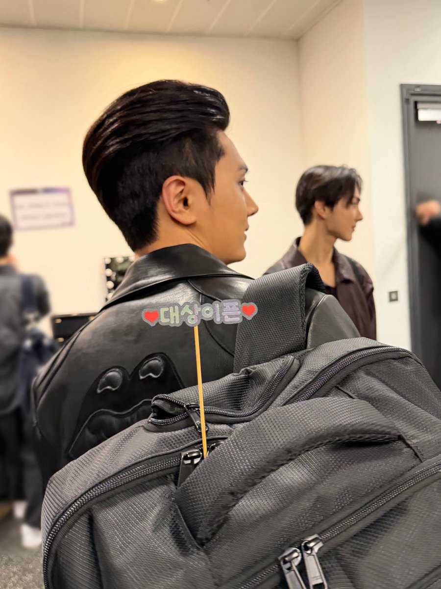 jongizeong's tweet photo. What's in the bag??? https://t.co/rFpPCjLNsS