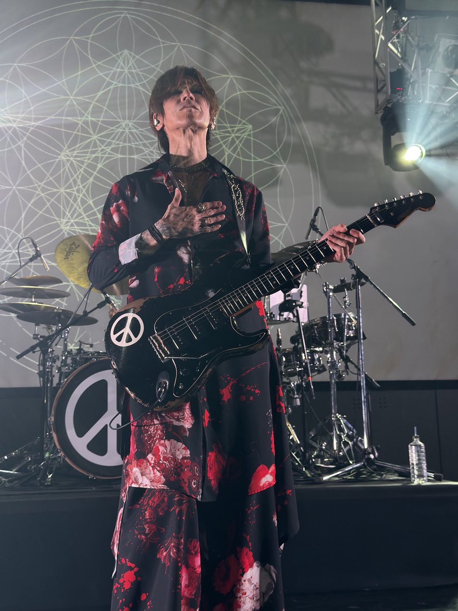 le_fo_u's tweet image. 今年はルナのホールツアーのあと、11月にソロツアーやる予定だそうです🖖

川∀Φ川＜他のメンバーも11月にツアーやると思うよ
とのことでしたw😂
メンバーみんな忙し過ぎる

でも杉ちゃんは事故の教訓として、スケジュールに余裕を持たせるそうなので何卒…

#SUGIZO
#SMD
#FINALOFTHESNAKE