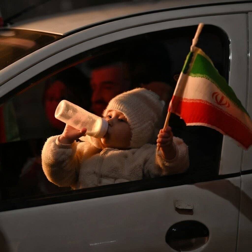 رگ به رگ خون وطن دوستی که به تن می‌جوشد 
او از این شیشه فقط مهر وطن می‌نوشد...#بعثت_جاجرم 
#بعثت_مردم