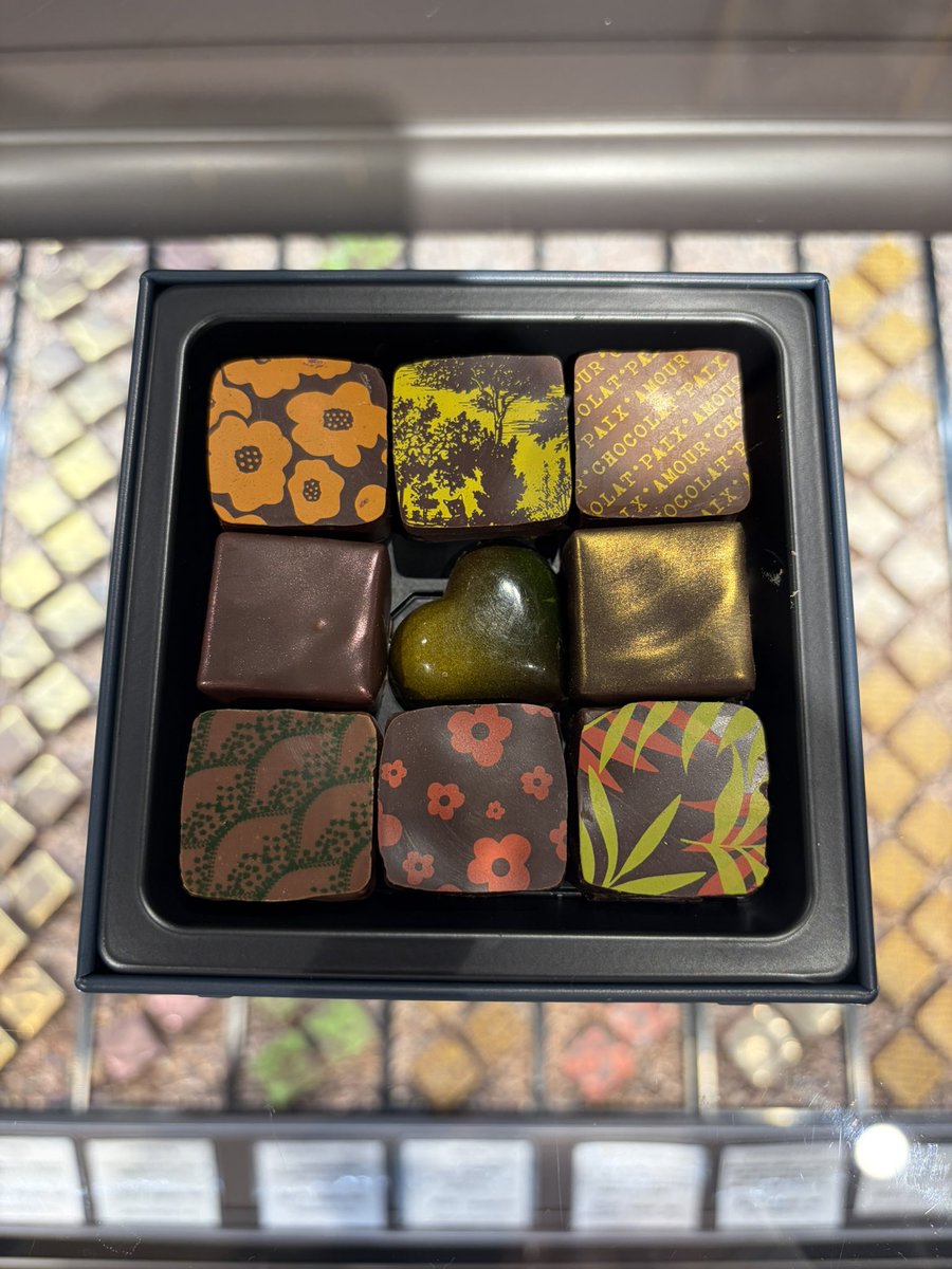 先日の福岡県博多区旅行でLES TROIS CHOCOLATS×チョコレートショップ<a href="/chocolateshopjp/">チョコレートショップ</a> に初めて伺って、1つ前の投稿のボンボンショコラ21粒と、フロランタンカカオ・サブレピスターシュ×各３個を買いました😋👍