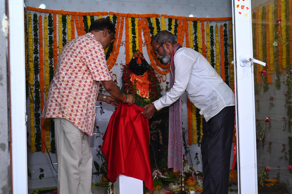 nandilive's tweet photo. ନନ୍ଦି ଲାଇଭ ଆପଣଙ୍କ ସେବାରେ। ଲୋକଙ୍କ ସମସ୍ୟା ଦେଖାଇବା ଆମ ପ୍ରାଥମିକତା। ନନ୍ଦି ଲାଇଭ 24x7 ଓଡ଼ିଆ ଡିଜିଟାଲ ଚ୍ୟାନେଲର ଲୋଗୋ ଉନ୍ମୋଚନ କରୁଛନ୍ତି ସମାଜସେବୀ ଗଗନ ବିହାରୀ ପାଇଟାଳ, ପାଖରେ ଅଛନ୍ତି ପ୍ରତିଷ୍ଠାତା ସଞ୍ଜୟ ଜେନା।

#nandilive #OdishaNews #odishakhabar #odiawebchannel https://t.co/pqh0Xcwmu1