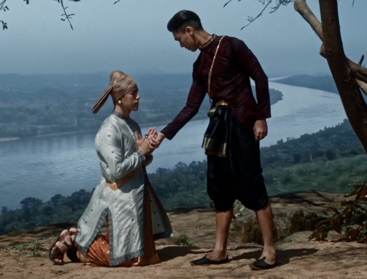 ครอปรูปไม่ตรงกลาง เพราะคนในรูปซ้ายสุด tweet media