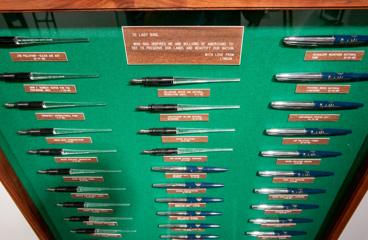 LBJLibrary's tweet image. #DidYouKnow?

#PresidentJohnson gifted this framed set of pens—used to sign beautification and conservation laws—to #LadyBird as a symbol of their shared commitment to protecting the nation’s natural beauty. ✍️

#EarthDay