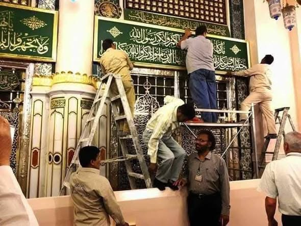 meem_se_majid's tweet photo. This is Ustadh Shafiq Zaman from Pakistan. For as long as he could remember, he had one wish — to be able to paint even one panel on the walls of Masjid an-Nabawi. In 1990, he entered a competition in the Hijaz to restore 133-year-old calligraphy on the old structure of the mosque and create new designs for new structures added to the building.
He won the competition and has been working in Masjid al-Nabawi for the last 30 years. He is the blessed man whose calligraphy is used on the blessed rawda of the Messenger of Allah ﷺ. This is a matter of pride and happiness for those of us who descend from the Subcontinent. May Allah bless him immensely.
