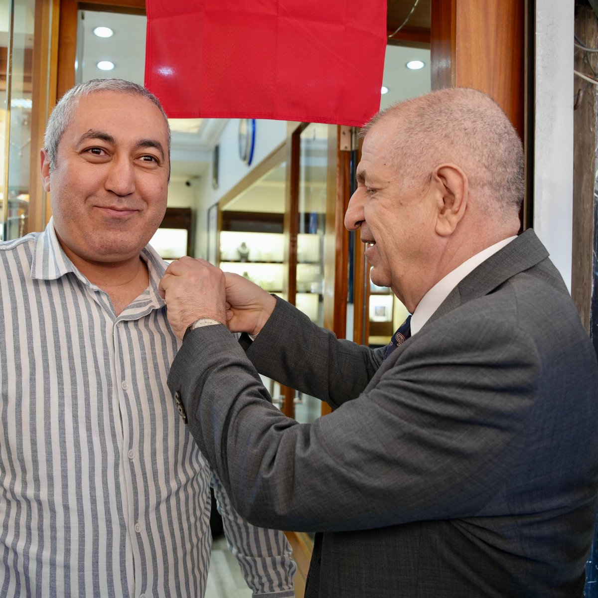 umitozdag's tweet photo. Muğla'da esnaflarımızı ziyaret ederek, hayırlı işler dileklerimizi ilettik. Bu sırada karşılaştığımız vatandaşlarımızla sohbet ettik, partimize katılmak isteyen sevgili Muğlalılara rozet takarak, birlikte mücadele sözü aldık.

@zaferpartisi https://t.co/cq61IB7FS3