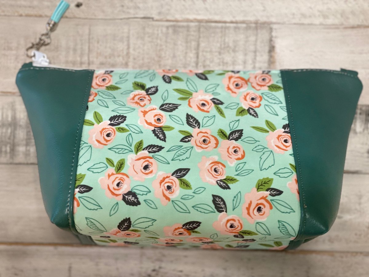 angelhw1956's tweet image. Peek-A-Boo Cosmetic/Toiletry Bag tuppu.net/1461934d #Etsy #TeaTimeQuiltsnMore #ToiletryBag