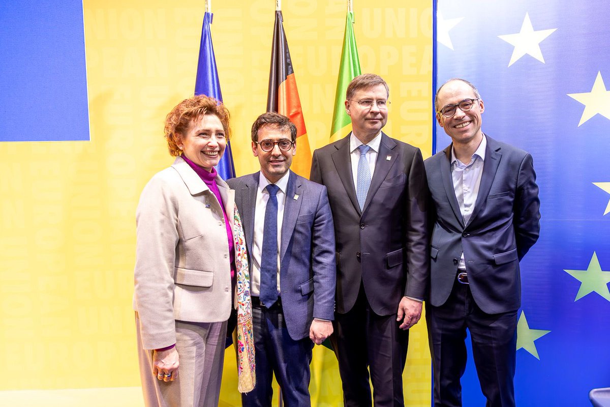 steph_sejourne's tweet image. Cette semaine, le cœur de l’industrie bat à Hanovre 🇩🇪, à l’occasion de la @hannover_messe - la plus grande foire industrielle mondiale. 

Après une visite du salon en présence du Président brésilien @LulaOficial &amp;amp; du Chancelier allemand @_FriedrichMerz @bundeskanzler, j’ai