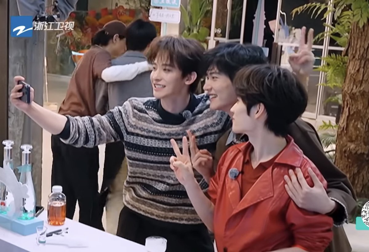 จิ่งหลงเปิดรูปตอนแข่ง Chuang ที่ถ่ายกับเคอ ละหน้าแต่ละคนคือ 55555555 ความเพื่อนเก่าเจอกันก็ขายเพื่อน แต่เหมือนขายตัวเองมากกว่า 😂 

#ZKYx风华合伙人 #风华合伙人 
#周柯宇 #โจวเคออวี่ #Zhoukeyu #DanielZhou