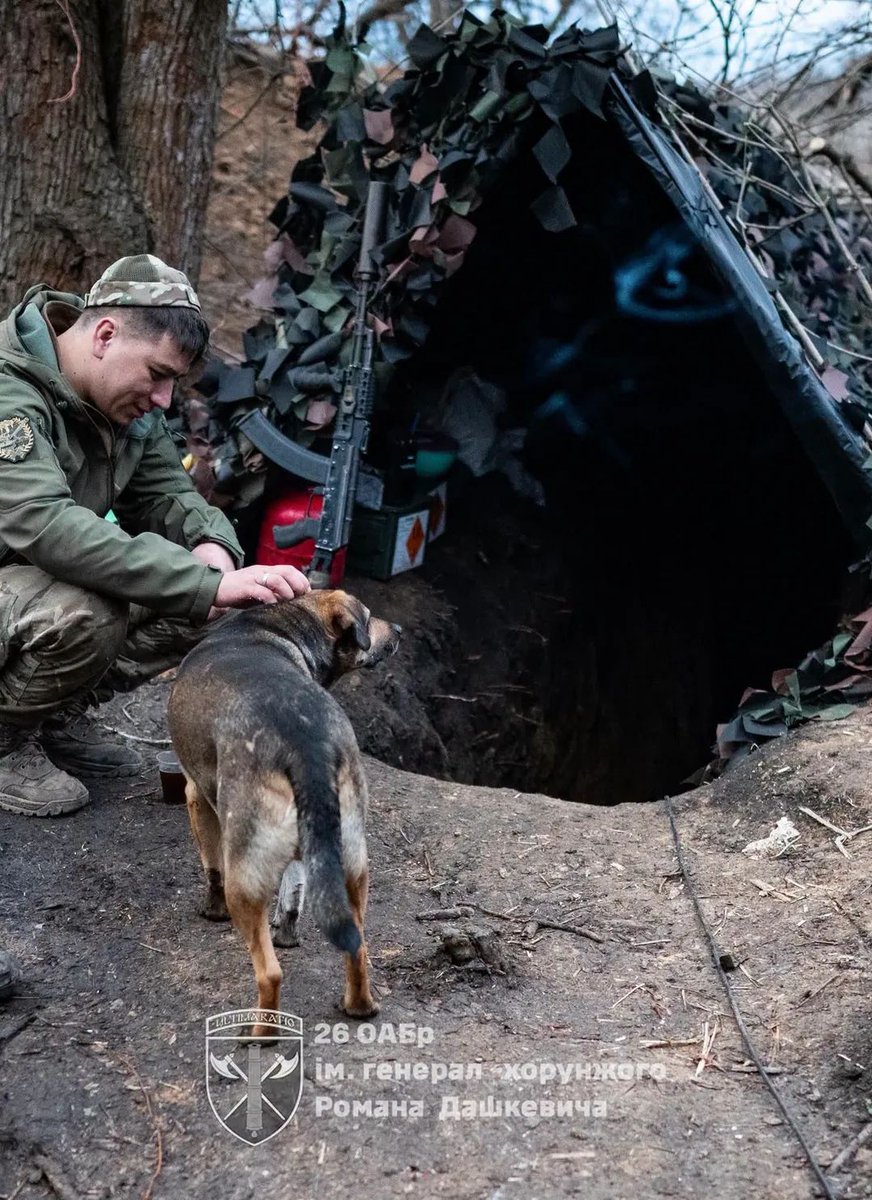 GeneralStaffUA's tweet image. Фронтові будні артилеристів

На вогневих позиціях САУ «Краб» наші бійці знають свою справу. Заряджання, наведення, постріл – усе злагоджено та оперативно.

Та навіть на передовій є місце для простих речей. 

Фото 26 ОАБр імені генерал-хорунжого Романа Дашкевича

#артилерія