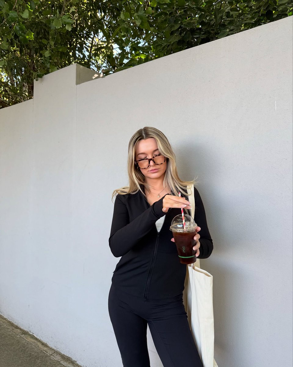 ravenwitch81's tweet image. Neutral days, neutral fits, and my go-to iced latte ✨
#BlackOutfit #EverydayFashion #ComfyChic