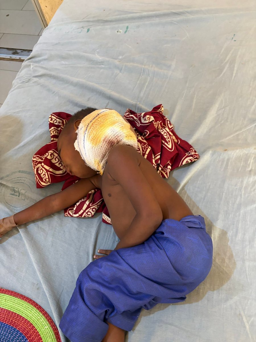 MujahidSSaad's tweet image. #Retweet Help #SAVE the Life Of This Boy.
They’ve been nursing this child at UDUTH Hospital, Sokoto, since before Ramadan began.  

They observed the fast here, they performed Salah here, and until now they are still here at ICH with this child.  

The child’s name is Usman. His