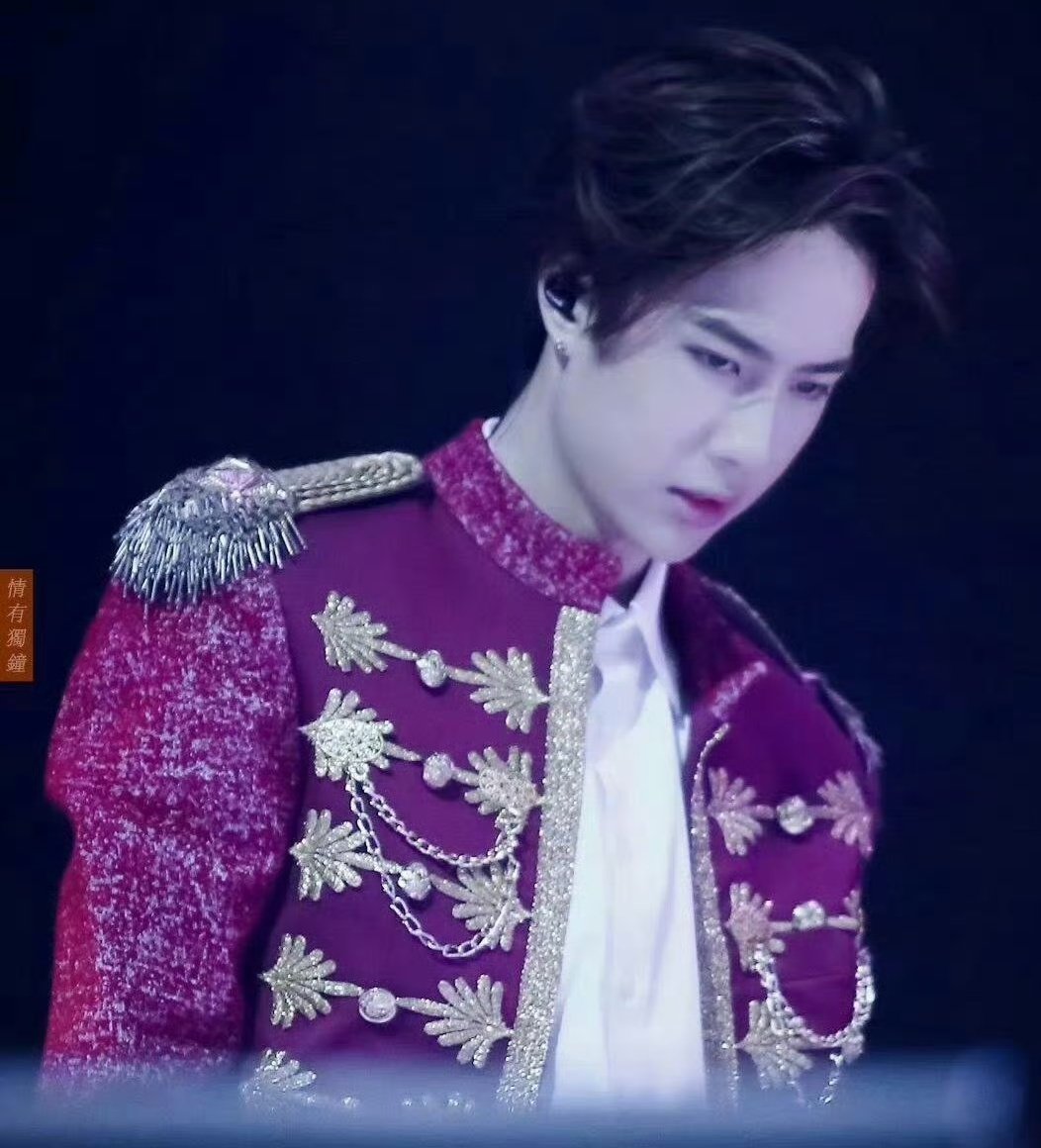 Yibo's Pierced Ears tweet media