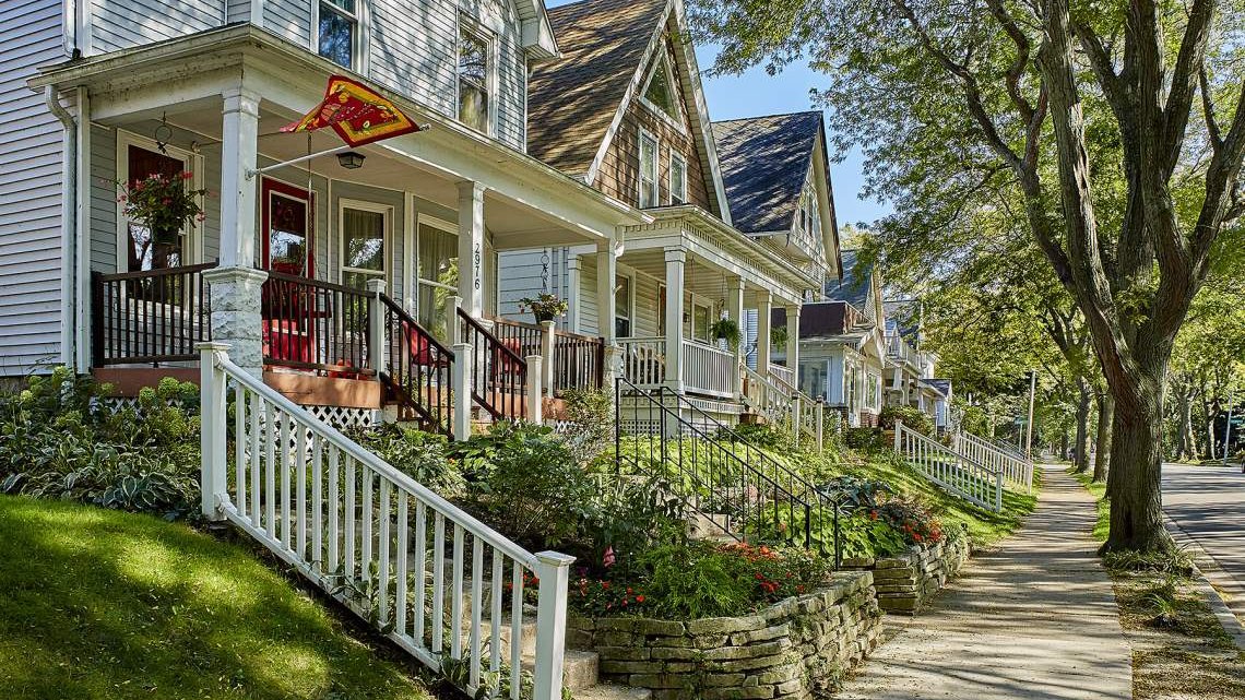 joesimonPodcast's tweet image. Had lunch past Sat. in #BayView #MKE neighborhood. Oh. My. Gosh! Best kept secret? Along the shores of Lake Michigan, Bay View is a hub of culture, community and scenic beauty. Once a working-class area, the location has blossomed into a trendy destination, now a unique blend of